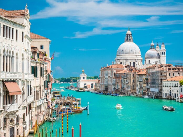 Veneția: O Călătorie prin labirinturile înecate în romantism