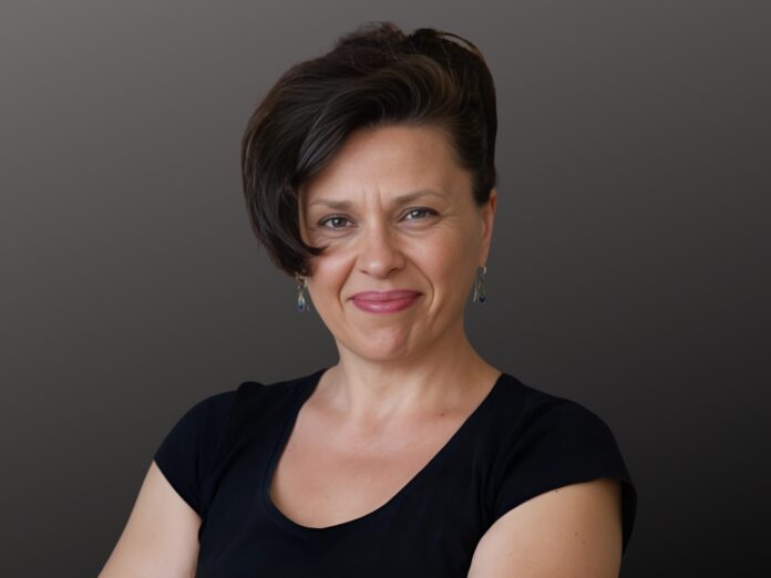 Gabriela Oltean, fondatoarea Delicious Raw, portret în cofetăria sa artizanală