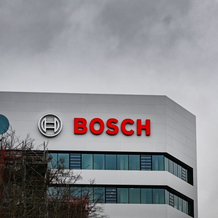 Bosch reduce 13.000 de locuri de muncă pentru a face față provocărilor industriei auto