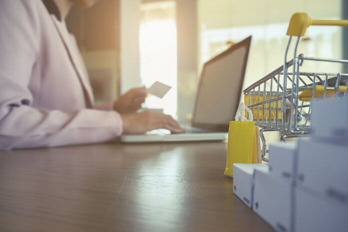 Încep reducerile de iarnă: avertisment ANPC pentru cumpărăturile online