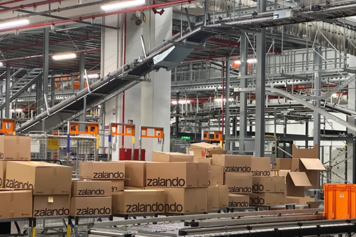Zalando introduce roboți AI în centrele de distribuție din Europa