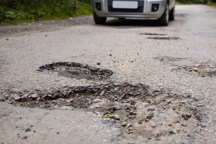 AI-ul care „citește” drumul: tehnologia ce pregătește mașina pentru gropi înainte de impact